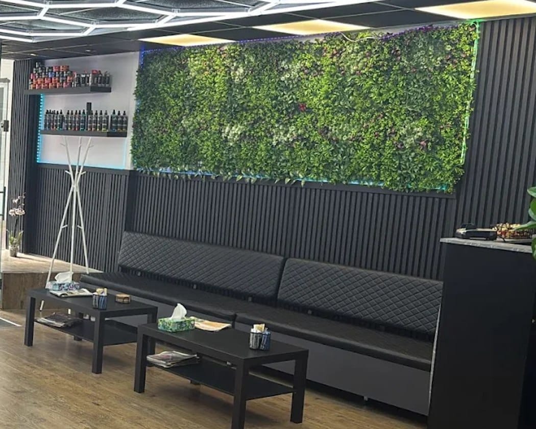 De zithoek met de plantenwand